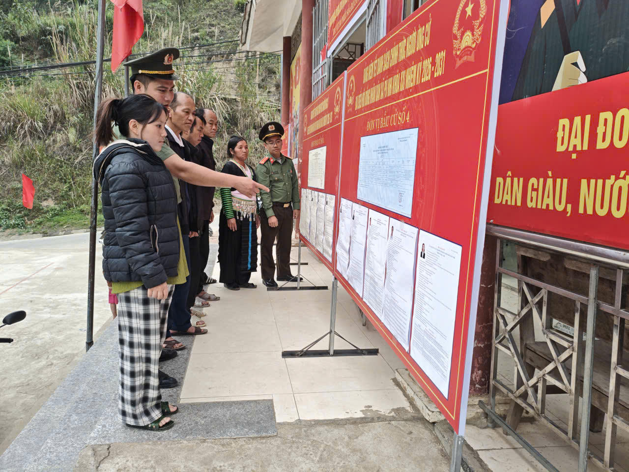 Danh sách ứng cử viên và cử tri được niêm yết công khai để Nhân dân tìm hiểu.