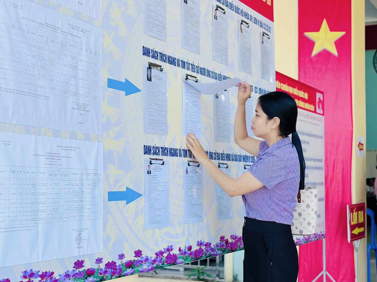 Cử tri trẻ tại Đồng Nai tìm hiểu thông tin ứng cử viên trước ngày bầu cử.