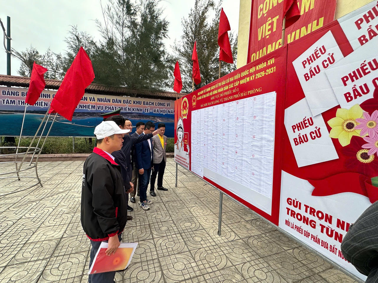 Công tác niêm yết danh sách cử tri và chuẩn bị các điều kiện phục vụ bầu cử tại đặc khu bảo đảm đúng quy định và tiến độ đề ra.