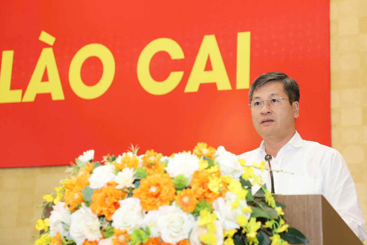 Phó Chủ tịch UBND tỉnh Lào Cai Ngô Hạnh Phúc&nbsp;thông tin tình hình kinh tế - xã hội 