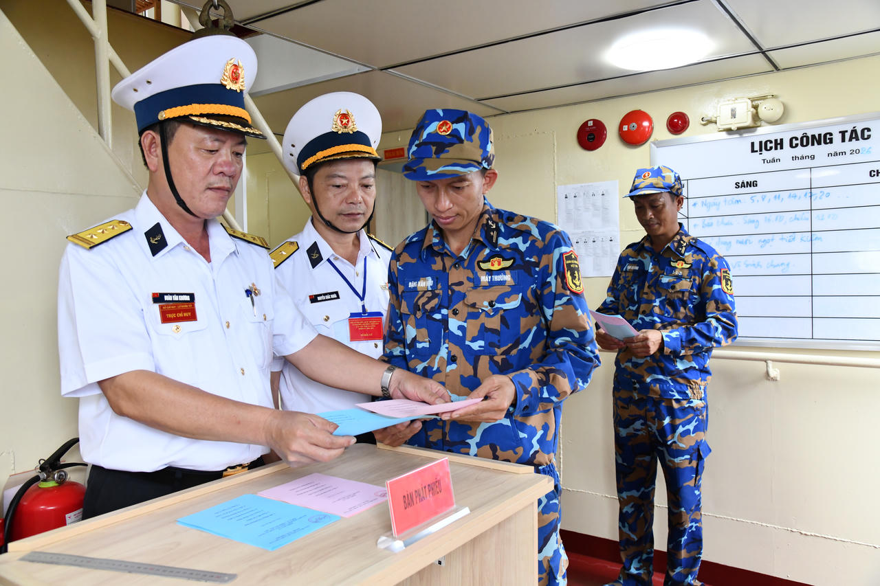 Cử tri nhận phiếu bầu cử trên tàu