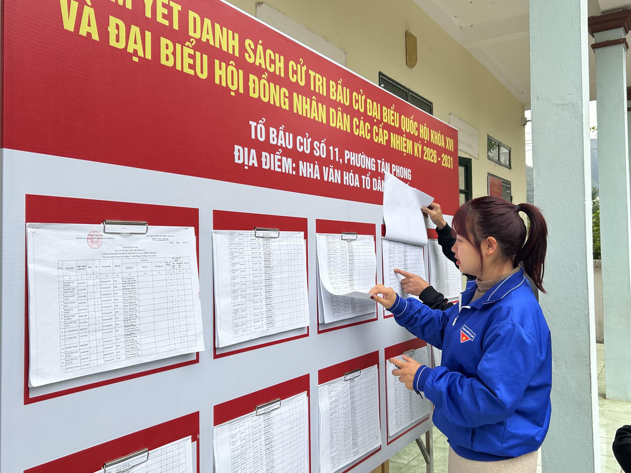 Ngay sau đó, 38/38 xã, phường đã hoàn thành niêm yết danh sách 313.990 cử tri tại trụ sở và 854 khu vực bỏ phiếu theo đúng quy định.