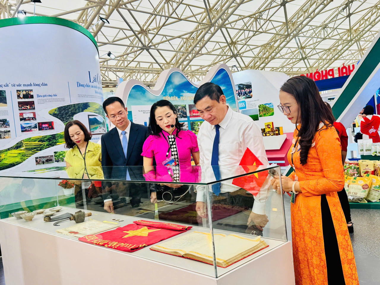 Lãnh đạo Sở Văn hóa, Thể thao và Du lịch tỉnh Điện Biên giới thiệu không gian trưng bày.