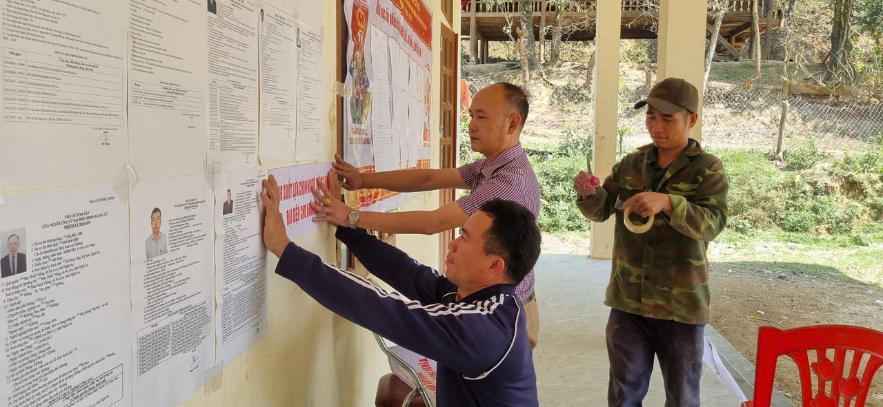 Các khâu chuẩn bị và các điểm niêm yết danh dách cử tri ở khu vực miền núi Nghệ An đã sẵn sàng cho ngày bầu cử. Ảnh ĐBND