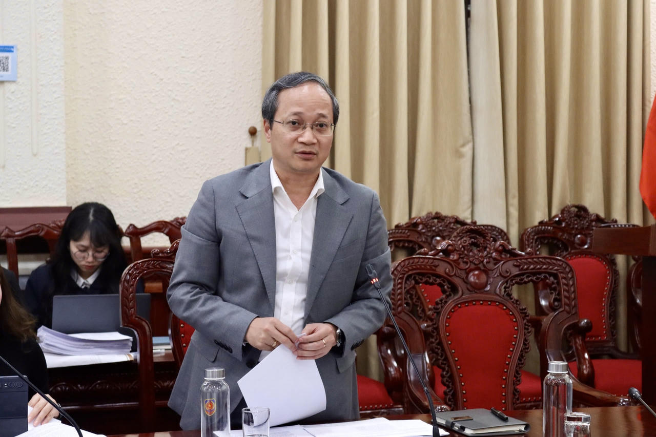 Ông Tạ Quang Đôn, Vụ trưởng Vụ Pháp chế Ngân hàng Nhà nước Việt Nam phát biểu tại buổi thẩm định.