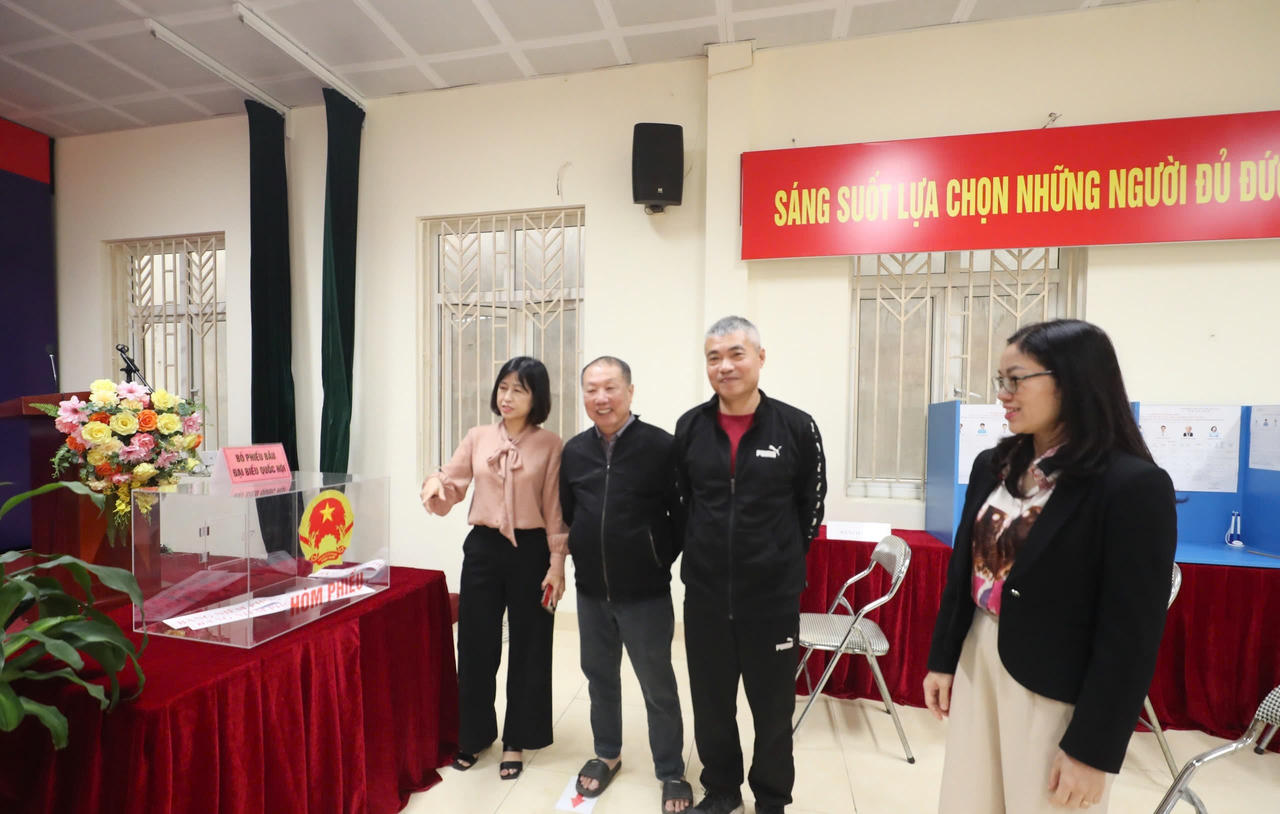 Bà Nguyễn Thị Thu Hà - Ủy viên Ban Thường vụ Đảng ủy, Phó Chủ tịch&nbsp;UBND&nbsp;phường Cầu Giấy kiểm tra công tác chuẩn bị bầu cử.&nbsp;