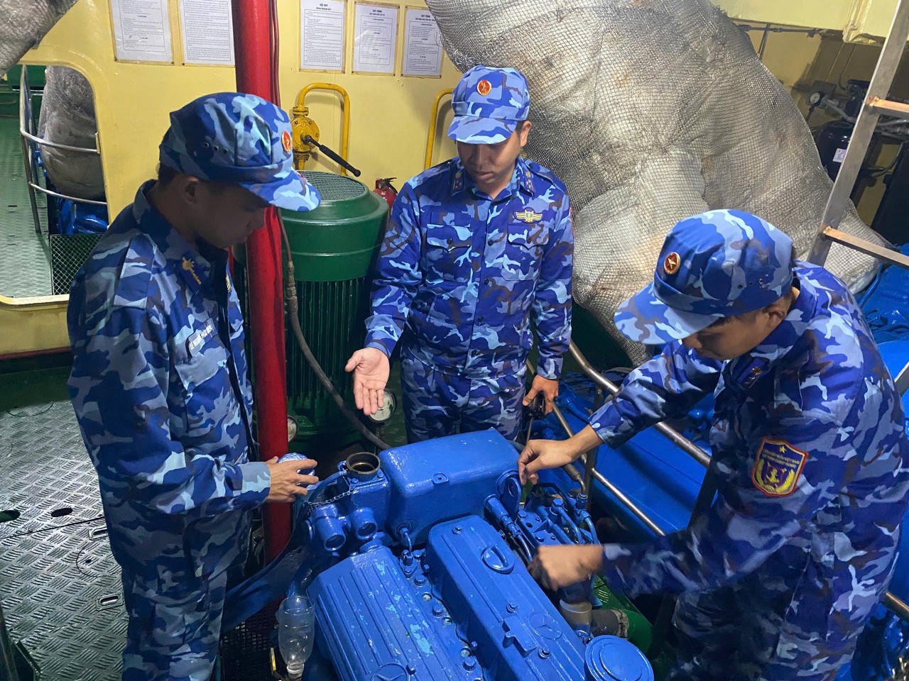 Huấn luyện sử dụng trang bị trên tàu Cảnh sát biển.