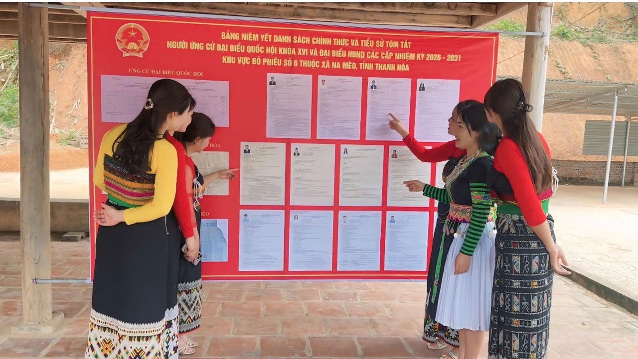 Bà con bản Ché Lầu háo hức đón chờ ngày hội lớn của toàn dân.