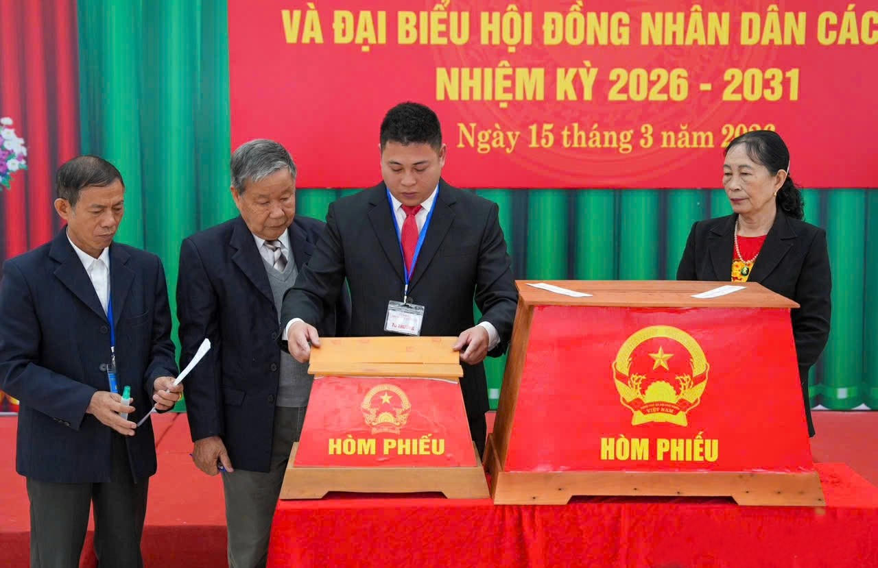 Thực hành quy trình kiểm tra hòm phiếu tại tổ bầu cử số 3, phường Vạn Xuân.