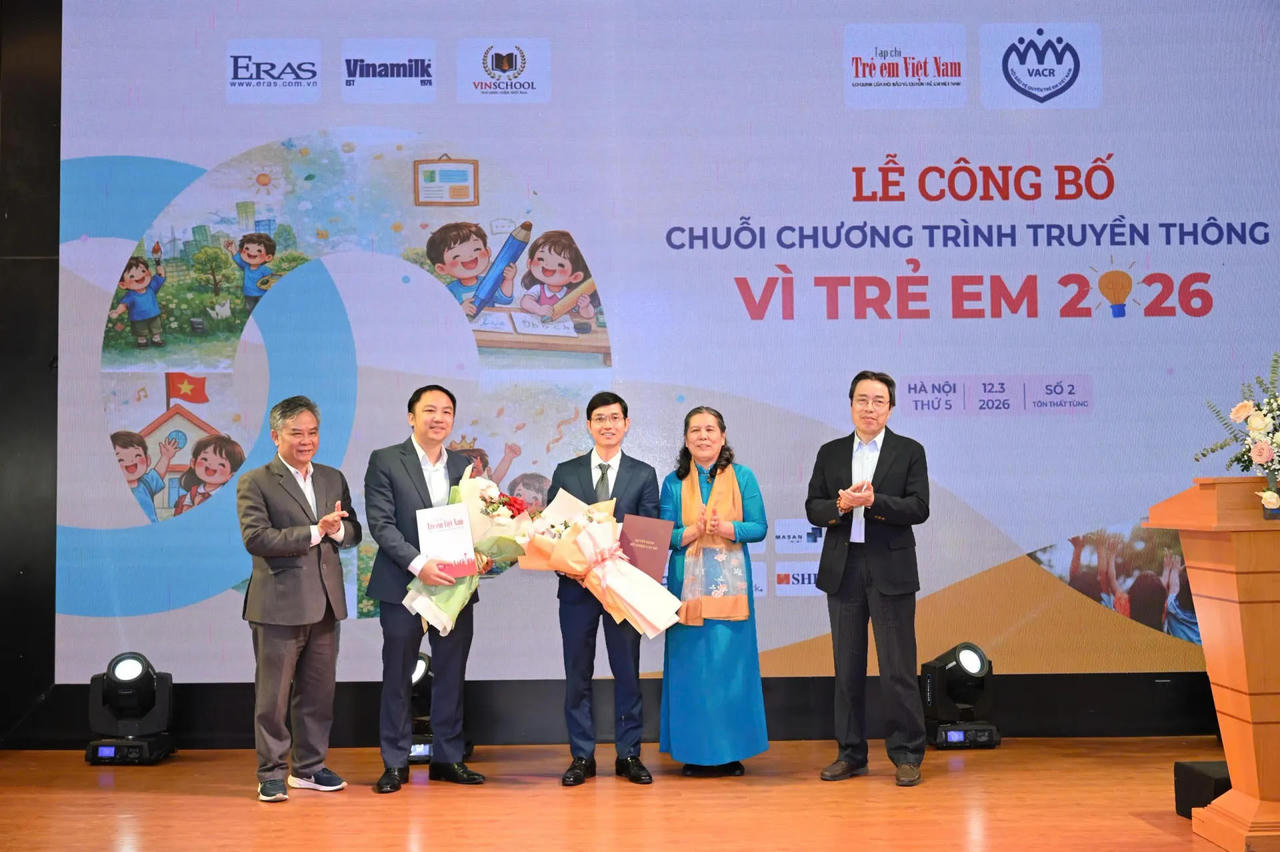 Bà Nguyễn Thị Thanh Hòa cùng các Phó Chủ tịch Hội Bảo vệ quyền trẻ em Việt Nam trao quyết định bổ nhiệm Tổng biên tập Tạp chí Trẻ em Việt Nam cho nhà báo Bùi Văn Khương.