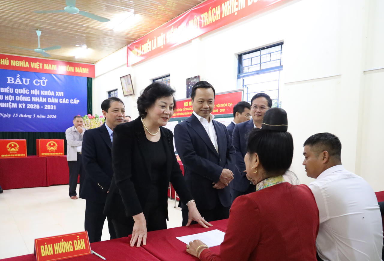 Phó Thủ tướng Phạm Thị Thanh Trà kiểm tra cơ sở vật chất, quy trình bầu cử tại khu vực bỏ phiếu số 02 xã Thanh Yên.