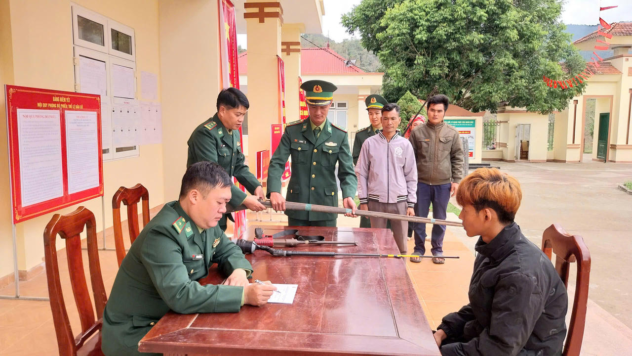 Đồn biên phòng Sen Thượng (Điện Biên): Vận động thu hồi vũ khí vật liệu nổ, bảo đảm ngày bầu cử tuyệt đối an toàn