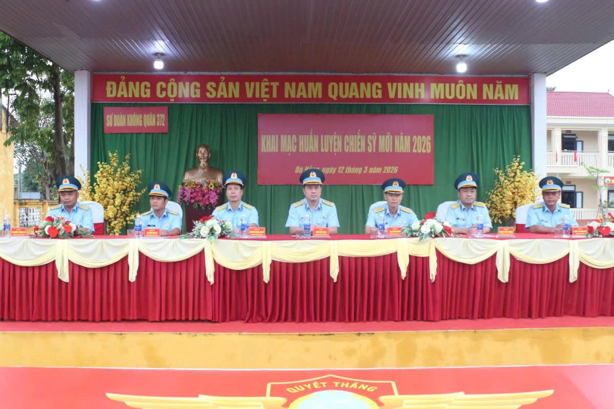 Đại tá Trần Tiến Tùng - Sư đoàn trưởng Sư đoàn 372 và các đại biểu tham dự.