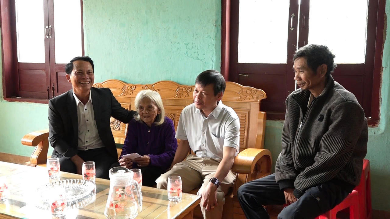 Chính quyền xã Tu Mơ Rông sẽ mang thùng phiếu đến tận nhà đối với những cử tri không thể đến điểm bỏ phiếu do tuổi cao, sức khỏe yếu, bảo đảm mọi công dân đều được trực tiếp thực hiện quyền bầu cử.