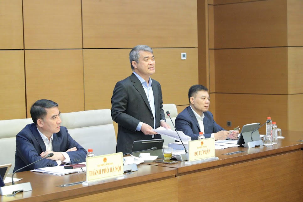Thứ trưởng Bộ Tư pháp Nguyễn Thanh Tú trình bày tóm tắt Tờ trình tại phiên họp.