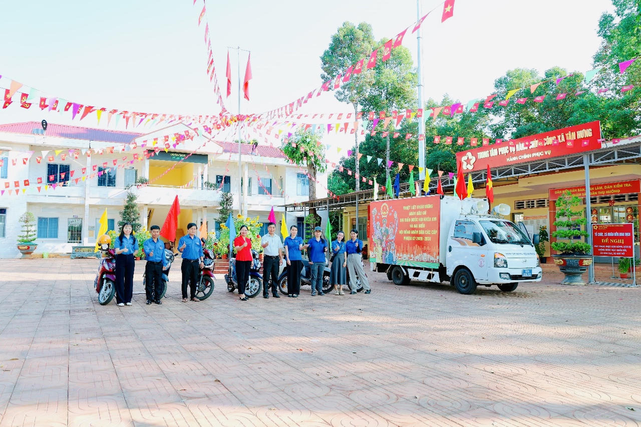 Đoàn viên, thanh niên Đồng Nai tuyên truyền lưu động về bầu cử.