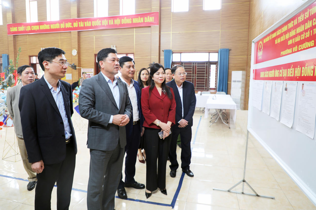 Ông Nguyễn Hồng Thái (hàng đầu, thứ hai từ trái sang) kiểm tra công tác chuẩn bị bầu cử tại khu vực bỏ phiếu Khu I, phường Võ Cường.