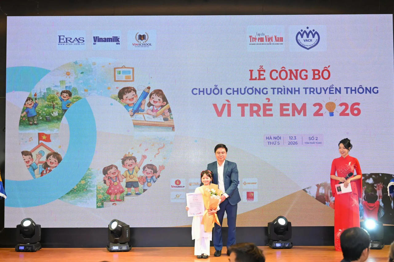 Nhân dịp này, Ban Tổ chức đã trao thư cảm ơn tới các em nhỏ tham gia biểu diễn, ghi nhận những đóng góp của các em cho chương trình.