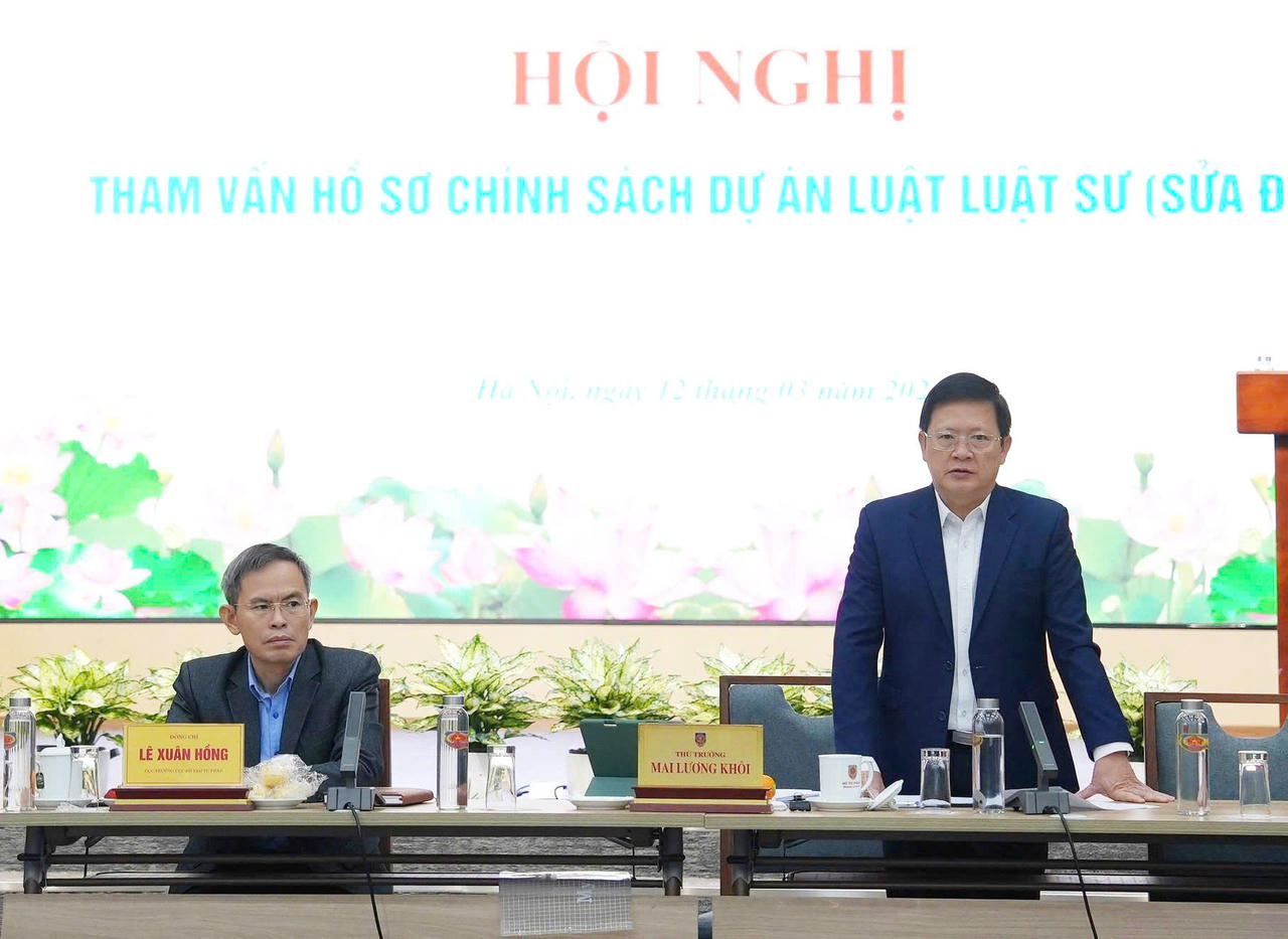 Thứ trưởng Mai Lương Khôi, Cục trưởng Cục Bổ trợ tư pháp Lê Xuân Hồng đồng chủ trì Hội nghị.