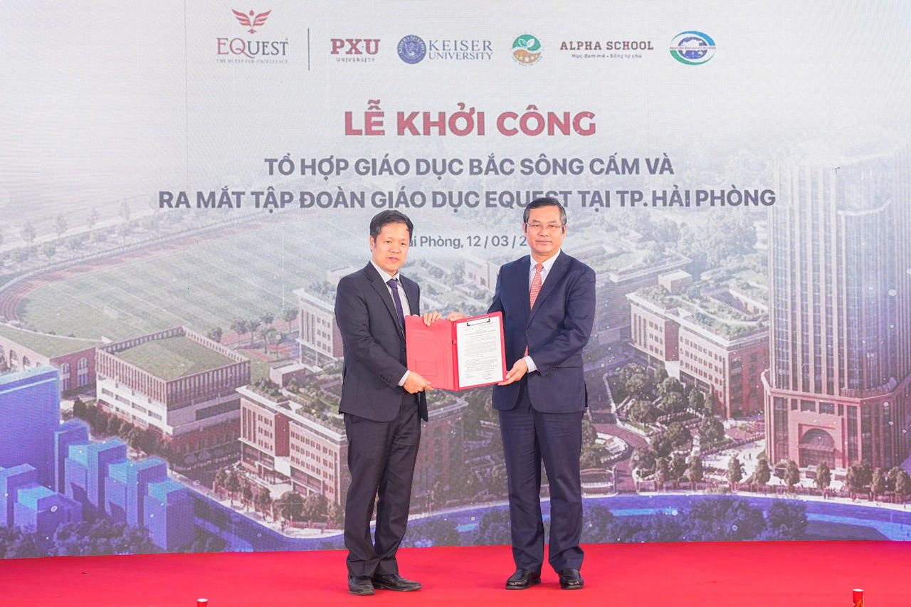 Thứ trưởng Bộ Giáo dục và Đào tạo Nguyễn Văn Phúc trao Quyết định phê duyệt chủ trương thành lập phân hiệu Trường Đại học Phú Xuân tại TP Hải Phòng.