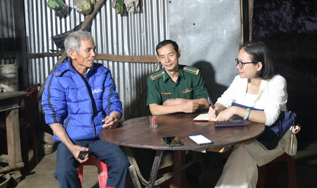 Ông Tuấn - người ngồi giữa- trò chuyện cùng phóng viên và Già làng Dương Văn Dứt. (Ảnh Tiến Dũng)