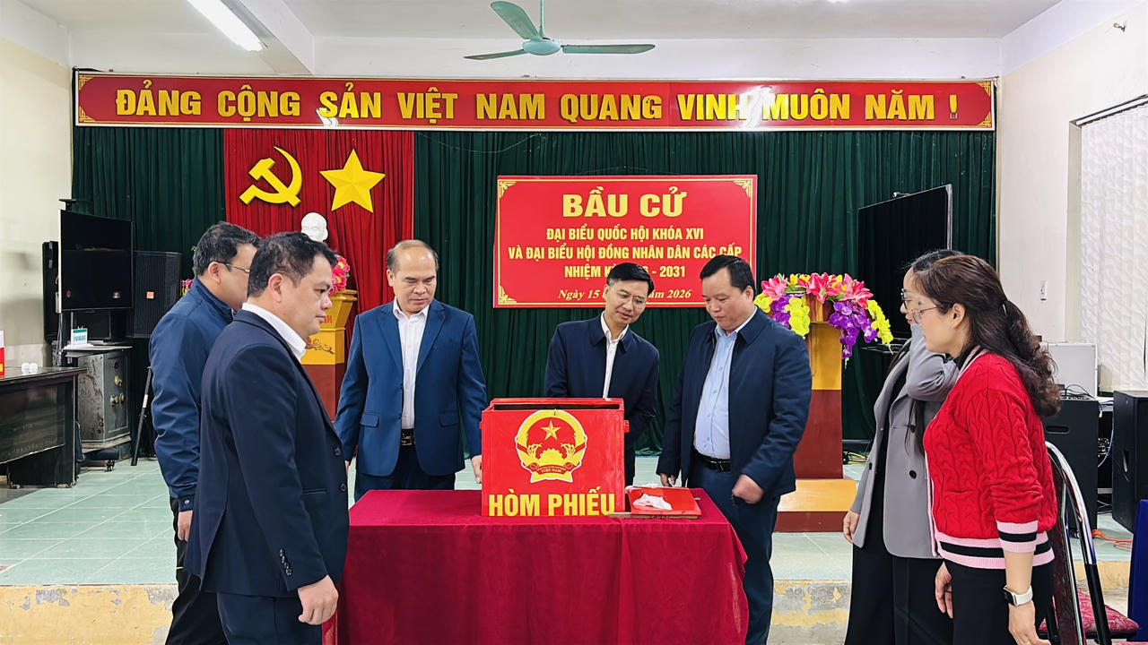 Ông Lường Đức Thắng, Trưởng Ban Nội chính Tỉnh ủy Thái Nguyên kiểm tra công tác tổ chức diễn tập nghiệp vụ bầu cử tại xã Phúc Lộc.