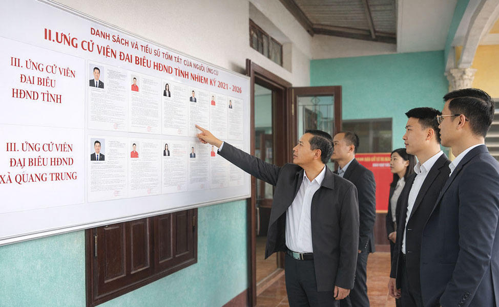 Ông Nguyễn Việt Oanh kiểm tra khu vực niêm yết danh sách các ứng cử viên tại thôn Sậu, xã Quang Trung.