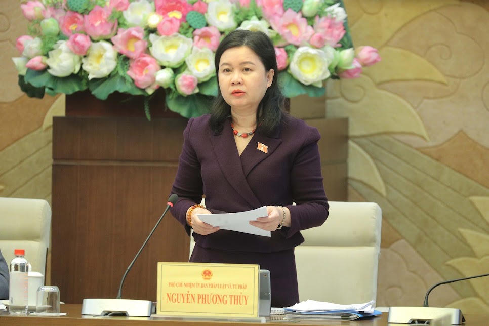Phó Chủ nhiệm Uỷ ban Pháp luật và Tư pháp Nguyễn Phương Thuỷ báo cáo tại Phiên họp.