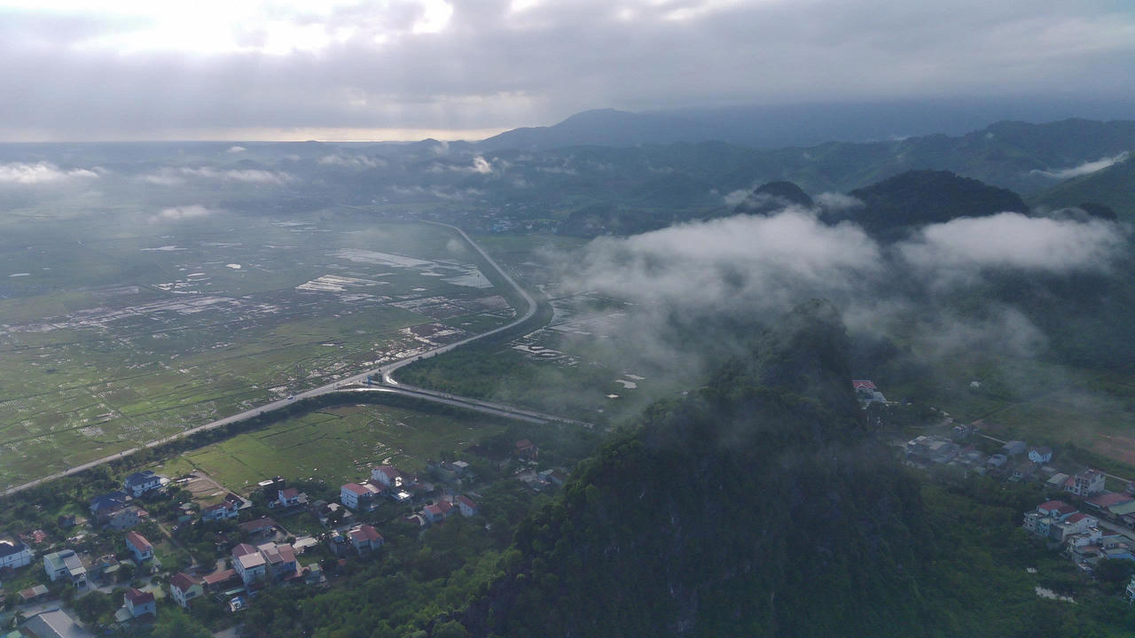 Phong Nha hiện lên huyền ảo trong làn sương sớm, nơi thiên nhiên hùng vĩ hòa cùng nhịp sống bình yên của người dân vùng di sản.