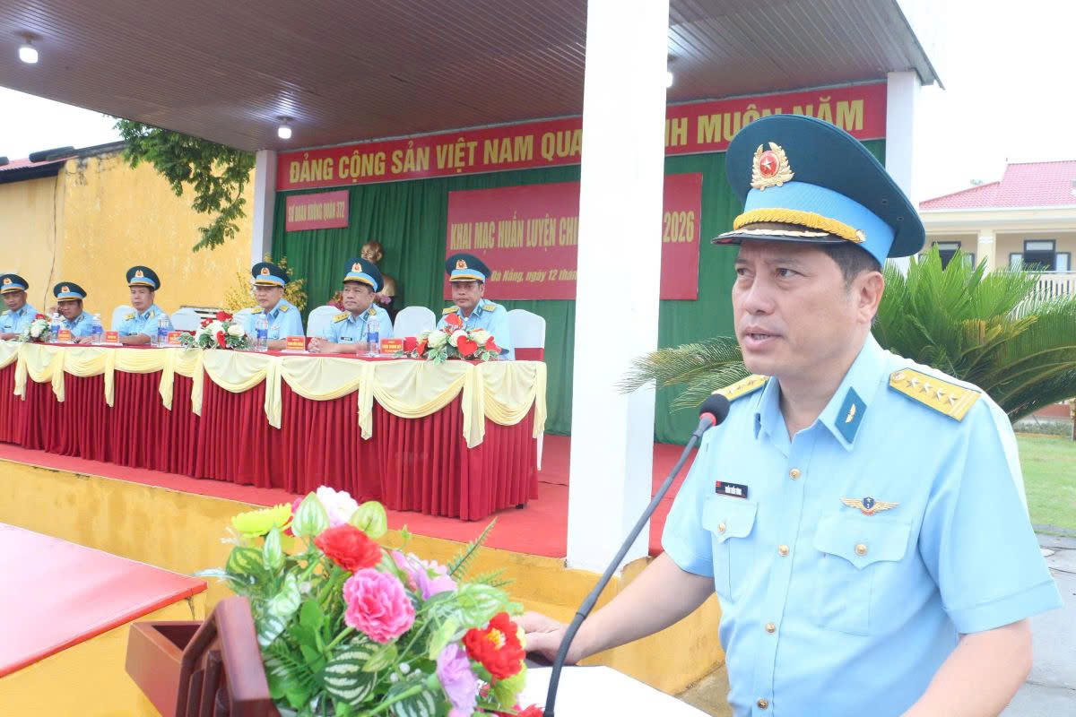 Đại tá Trần Tiến Tùng - Sư đoàn trưởng Sư đoàn 372 dự và phát biểu chỉ đạo tại buổi khai mạc.