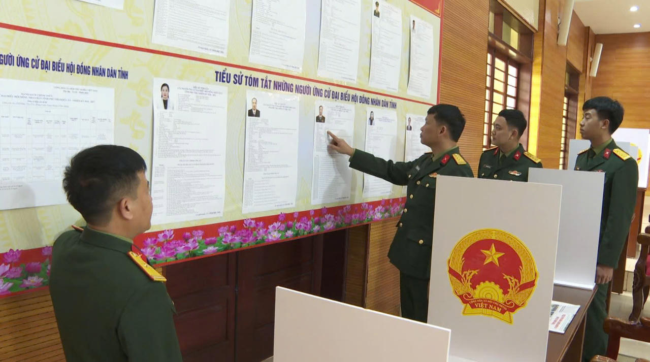 Danh sách cử tri và danh sách người ứng cử được niêm yết đúng thời gian quy định.