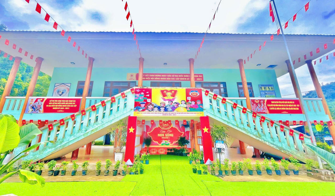 Rực rỡ cờ hoa tại nhiều tỉnh miền Trung hướng tới ngày bầu cử