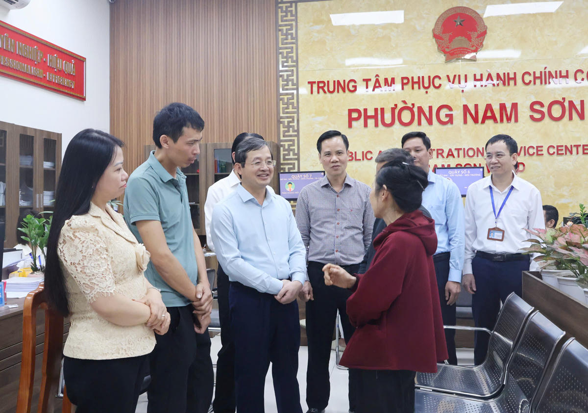Chủ tịch UBND tỉnh Bắc Ninh Phạm Hoàng Sơn hỏi thăm người dân làm thủ tục hành chính tại Trung tâm Phục vụ Hành chính công phường Nam Sơn.