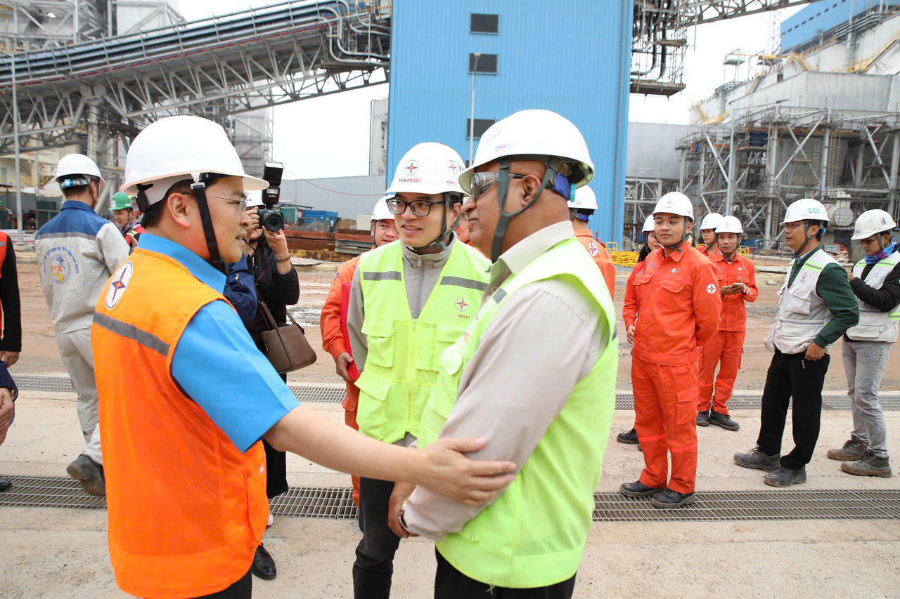 Động viên công nhân thi công các dự án điện lực trọng điểm tại Quảng Trị