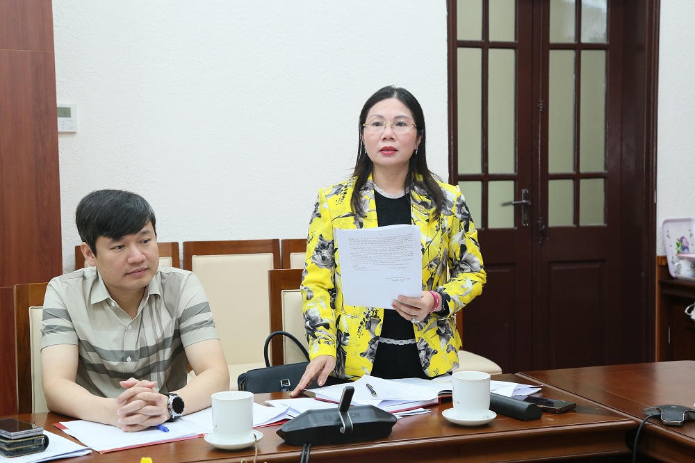 Phó Chủ tịch HĐND tỉnh Trần Thị Tuyết Hương phát biểu thảo luận tại cuộc họp.