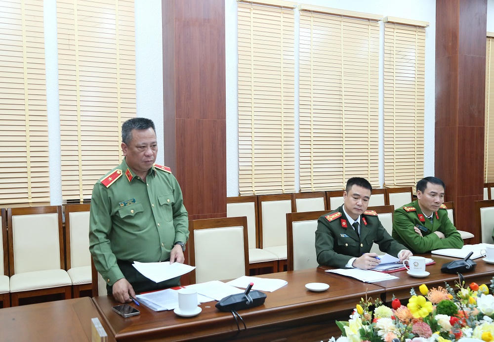 Giám đốc Công an tỉnh Hưng Yên, Thiếu tướng Trần Xuân Ánh phát biểu thảo luận tại cuộc họp.