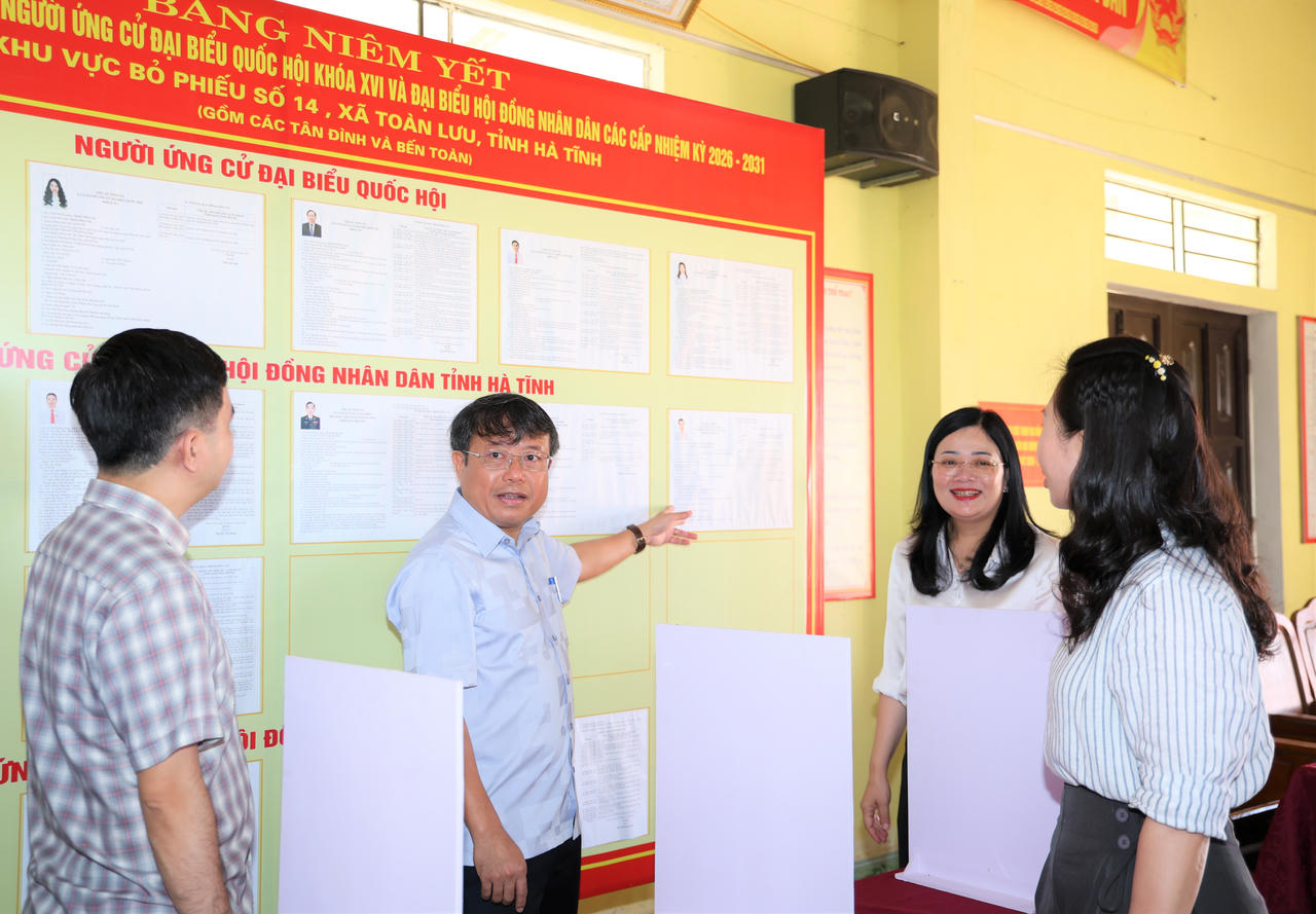 Ông Dương Tất Thắng, Phó Chủ tịch HĐND tỉnh, Phó Chủ tịch Thường trực Ủy ban Bầu cử tỉnh Hà Tĩnh kiểm tra điểm bầu cử tại xã Toàn Lưu.