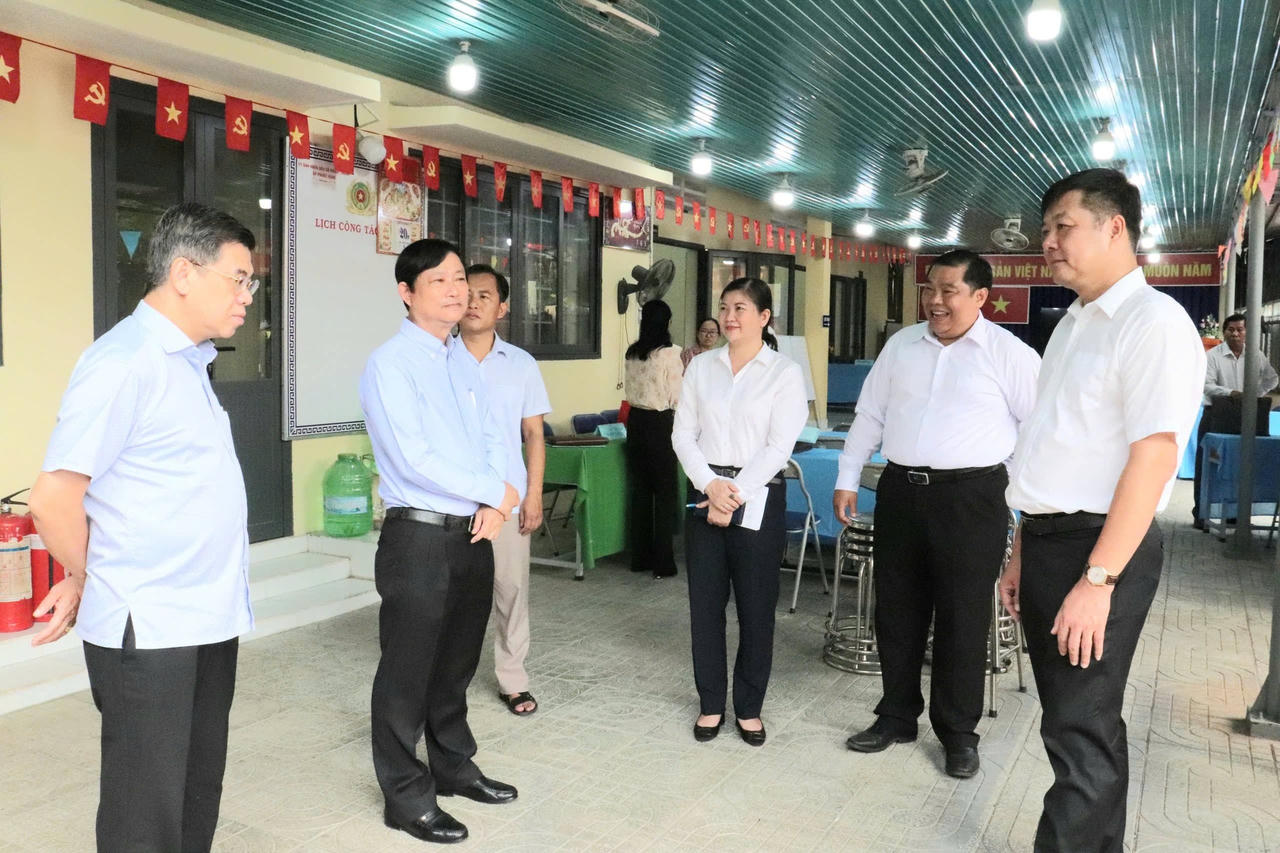 Đoàn kiểm tra đi khảo sát thực tế tại Đơn vị bầu cử số 09 và 10 – ấp Phước Hưng, Thái Mỹ.