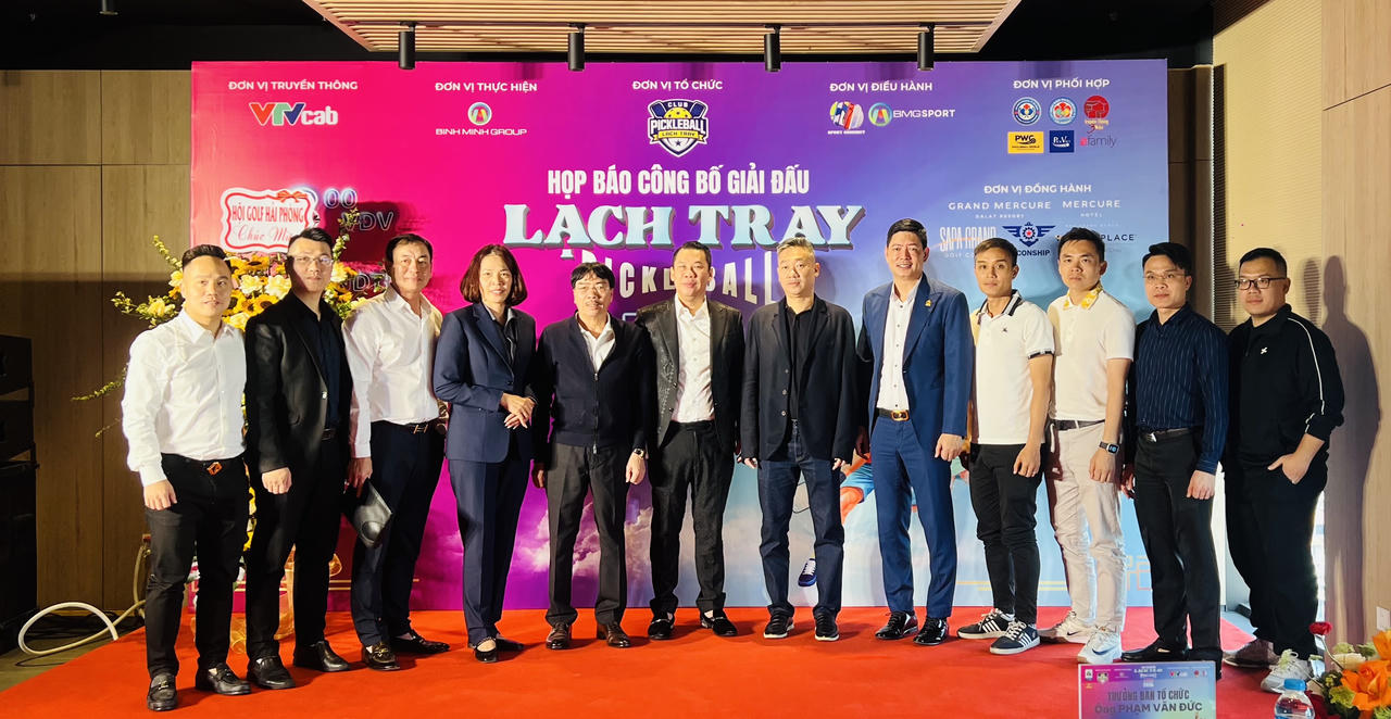 Các đại biểu chụp ảnh tại sự kiện.