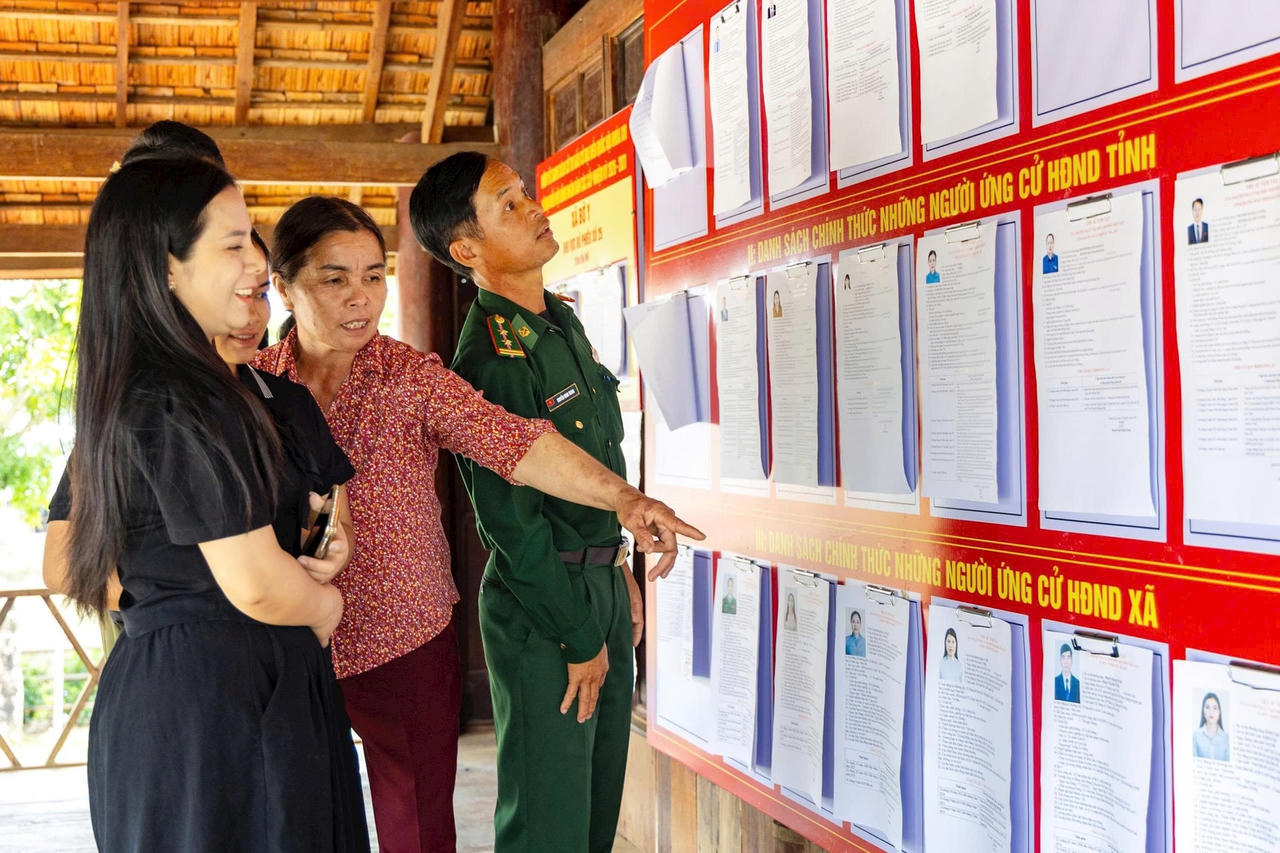 Rực rỡ cờ hoa tại nhiều tỉnh miền Trung hướng tới ngày bầu cử