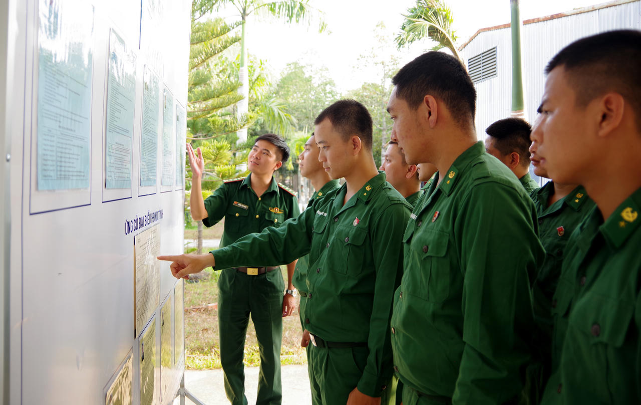 Cán bộ, chiến sĩ Tiểu đoàn Huấn luyện Cơ động 2 theo dõi danh sách cử tri, các đại biểu ứng cử tại đơn vị.