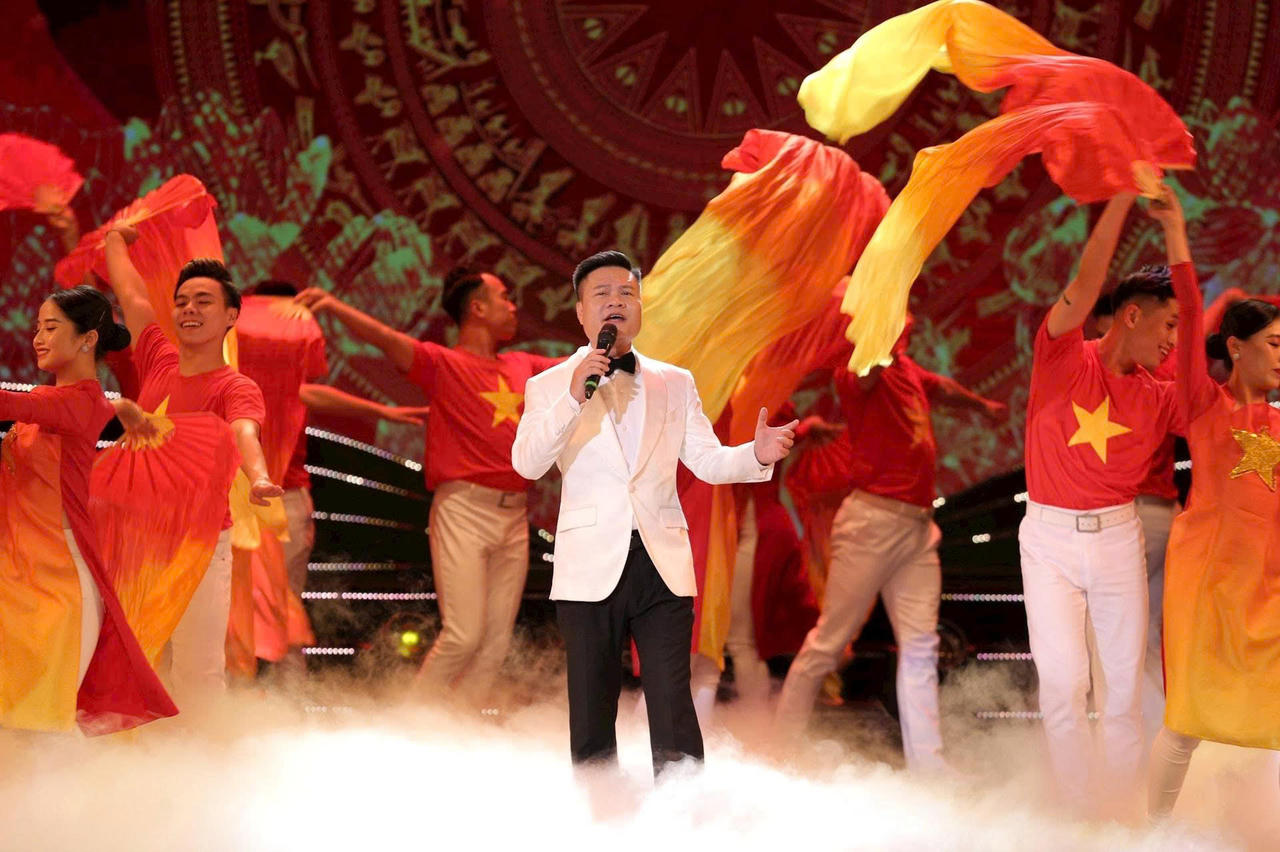 NSƯT Hoàng Tùng&nbsp;hát để tri ân những người đã ngã xuống vì bình yên của biển trời (ảnh V.Hà).