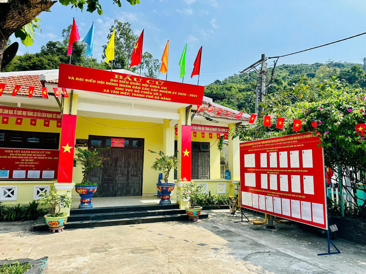 Rực rỡ cờ hoa tại nhiều tỉnh miền Trung hướng tới ngày bầu cử