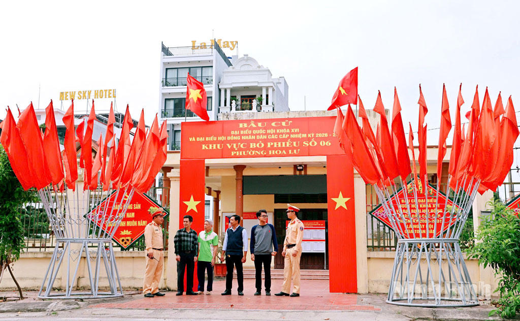 Lực lượng Cảnh sát giao thông, Cảnh sát trật tự và các tổ công tác cũng đẩy mạnh tuần tra, kiểm soát nhằm bảo đảm trật tự an toàn giao thông, phòng ngừa đua xe trái phép, không để xảy ra ùn tắc tại các khu vực trọng điểm trong thời gian diễn ra bầu cử.