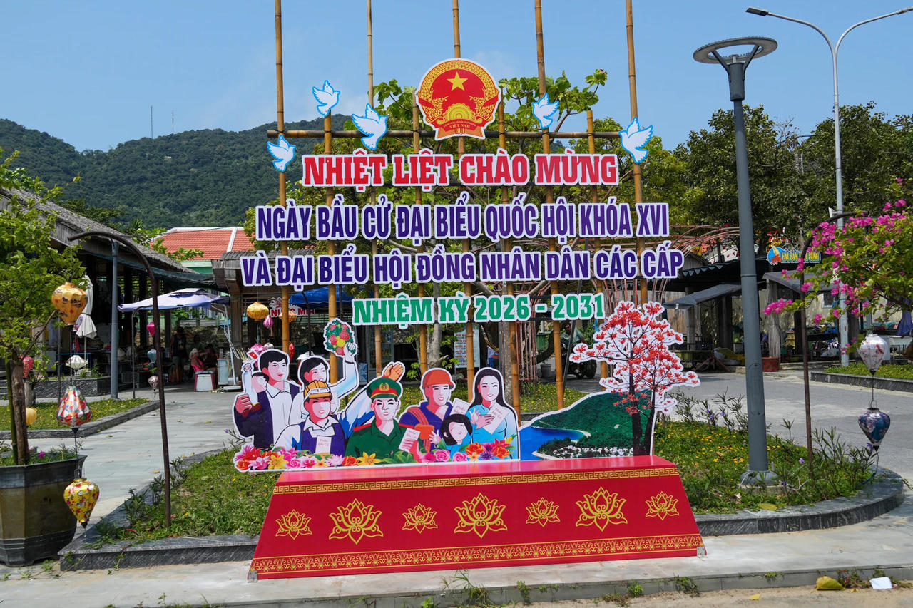 Rực rỡ cờ hoa tại nhiều tỉnh miền Trung hướng tới ngày bầu cử