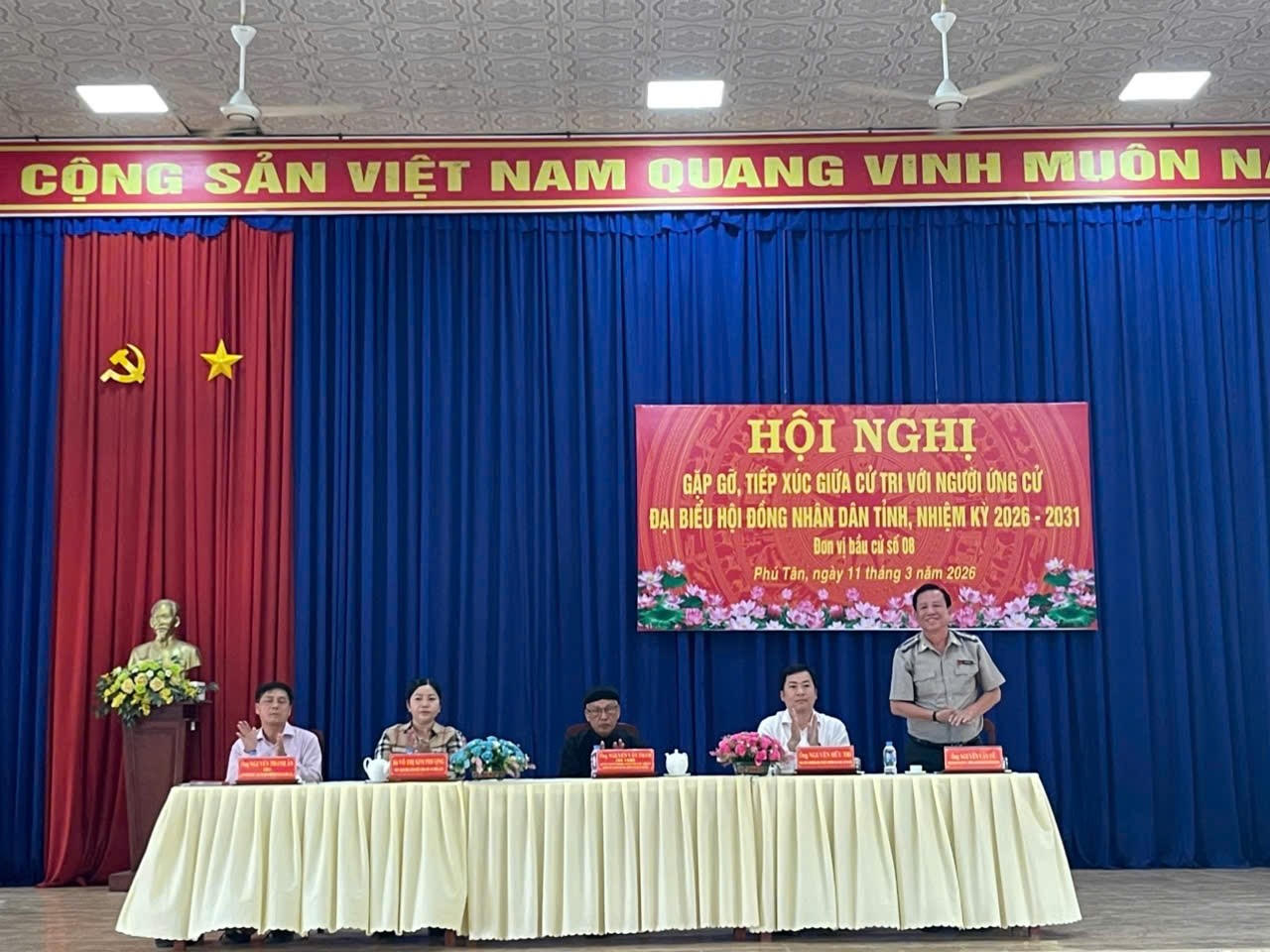 Ông Nguyễn Văn Vũ và những người ứng cử đại biểu HĐND tỉnh An Giang gặp gỡ, tiếp xúc cử tri xã Phú Tân.