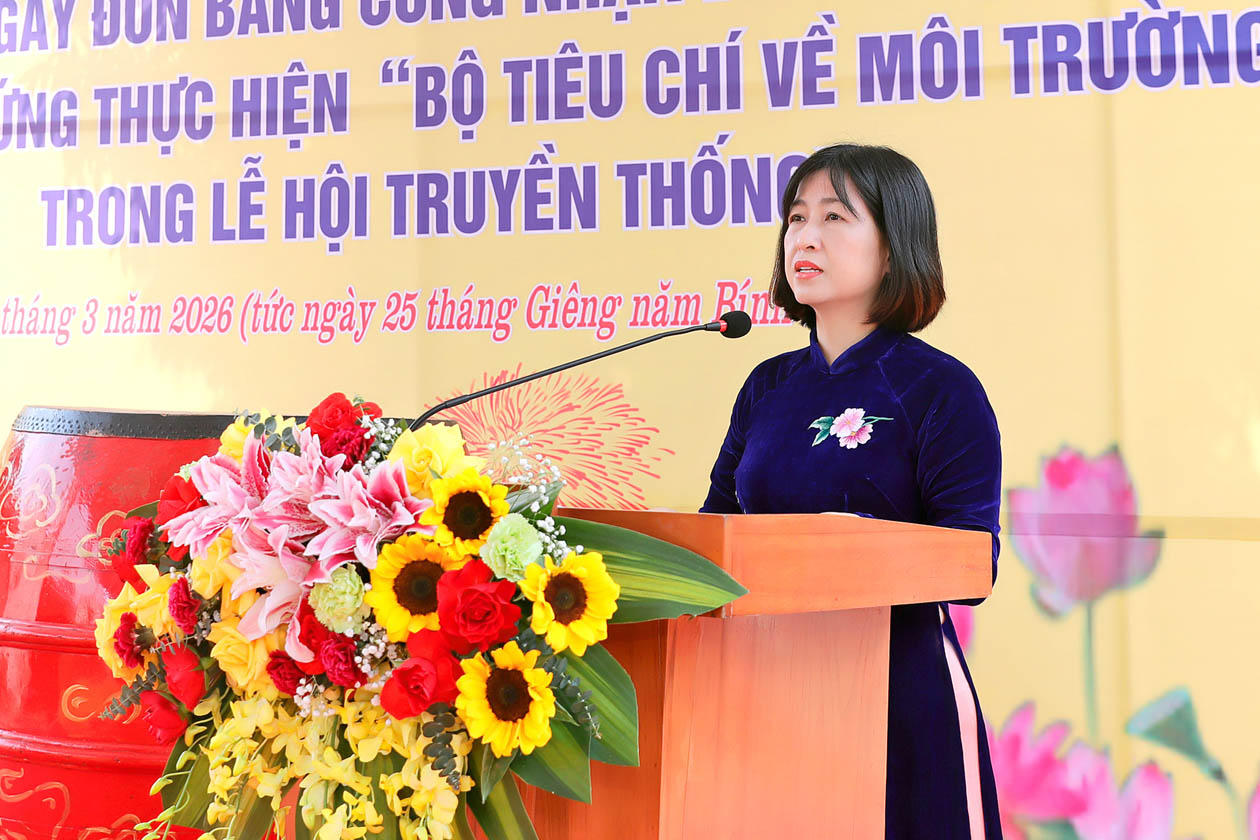 Bà Nguyễn Thị Thu Hà - Ủy viên Ban Thường vụ Đảng ủy, Phó Chủ tịch UBND phường Cầu Giấy phát biểu tại buổi lễ.