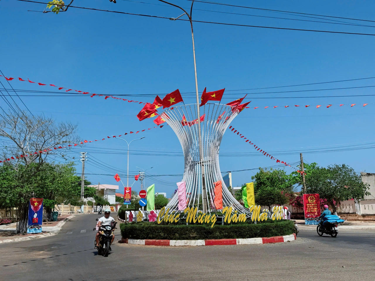 Đặc khu Phú Quý: Cờ Đảng, cờ Tổ quốc phấp phới, cử tri kỳ vọng vào chặng đường phát triển mới