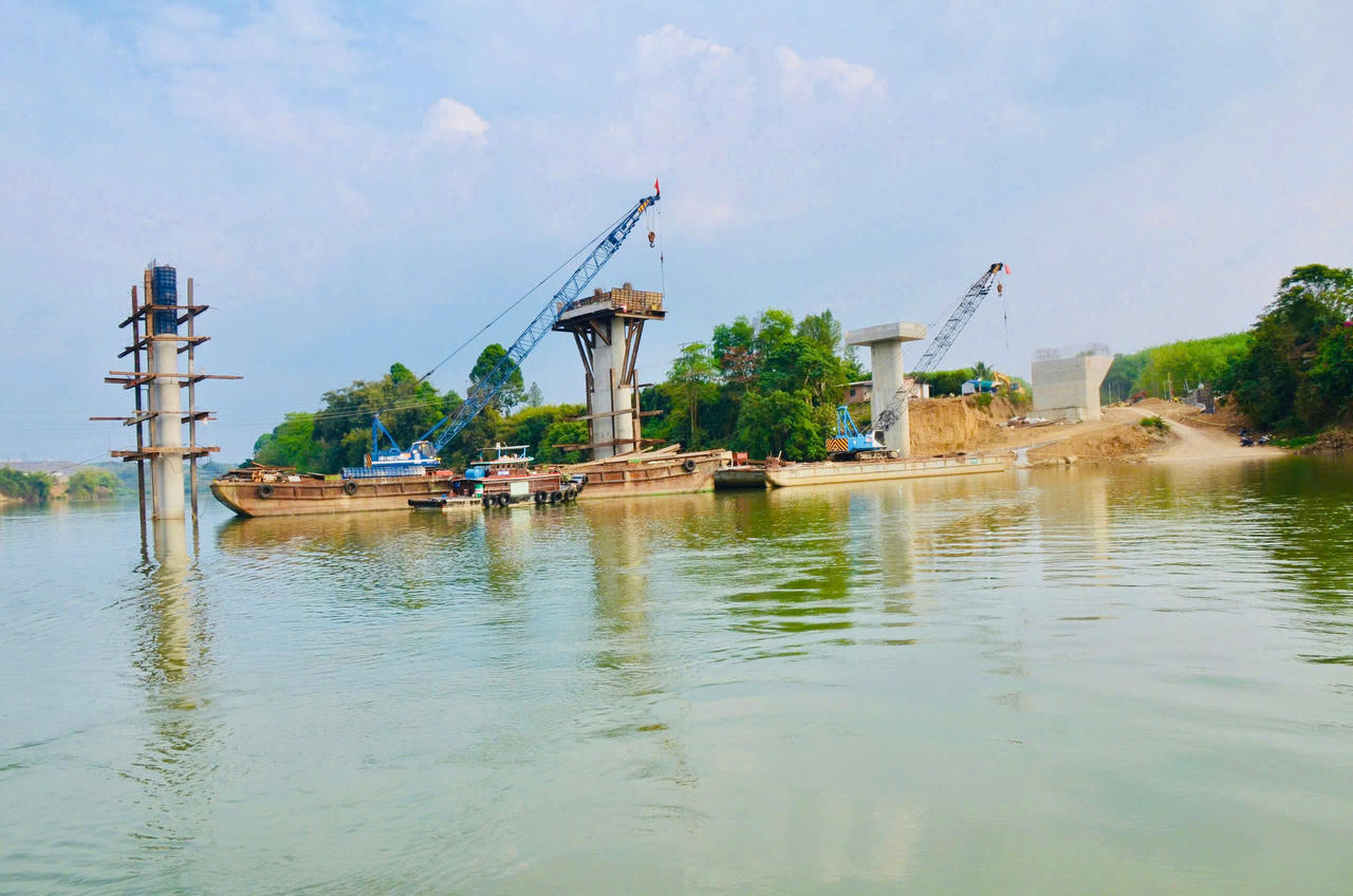 Theo kế hoạch, cầu Hiếu Liêm sẽ hợp long và thông xe kỹ thuật vào dịp 30/4.