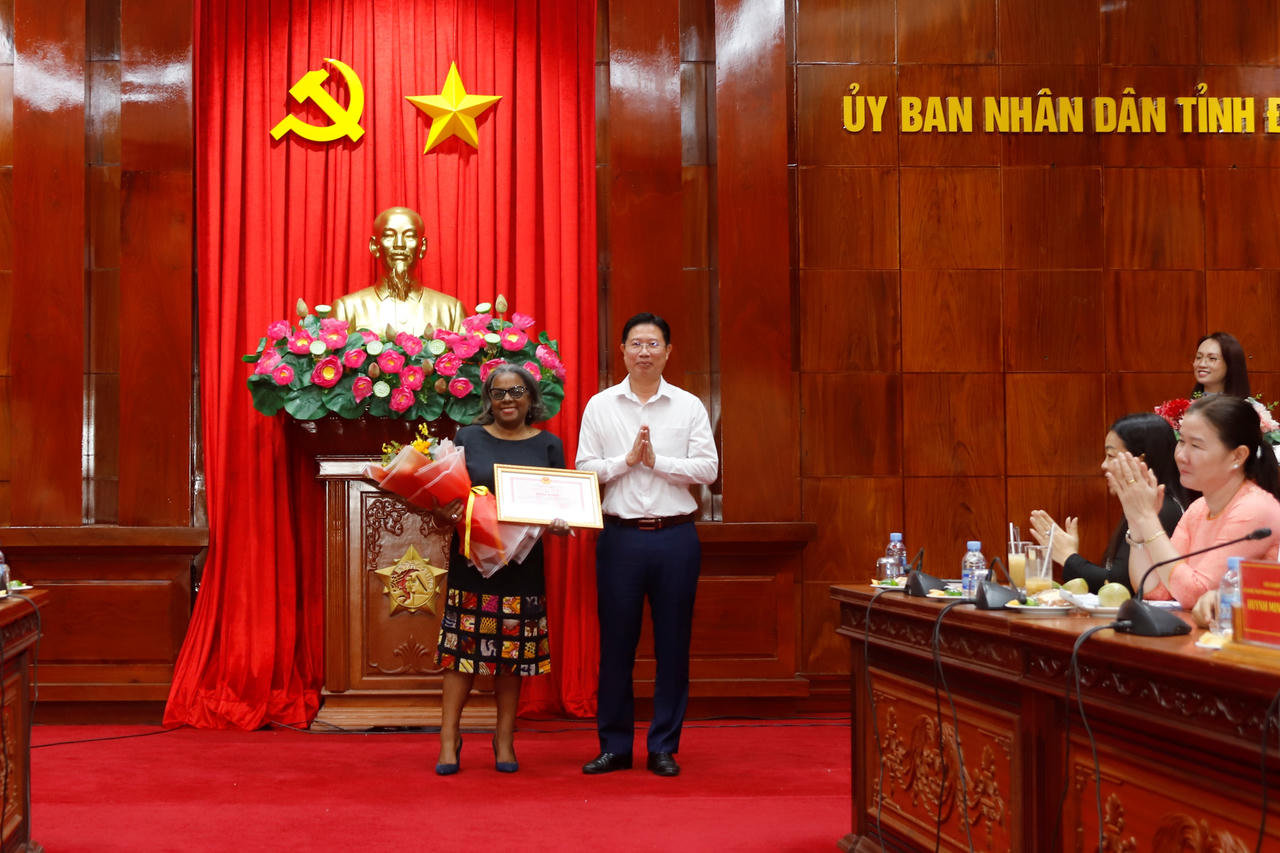 Phó Chủ tịch UBND tỉnh Đồng Tháp Huỳnh Minh Tuấn tặng bằng khen cho tổ chức CTFK. Ảnh: Xuân Uyên